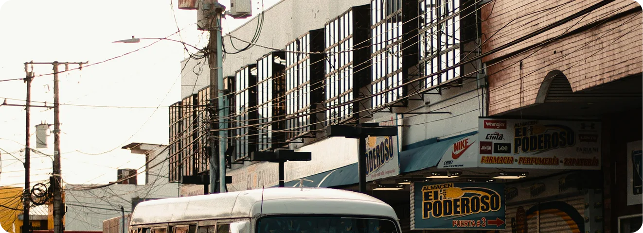 Calle comercial que representa la operación real de las empresas con las que trabajamos